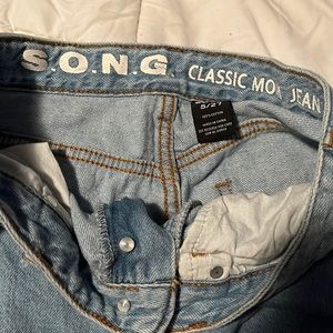 Mom jeans with multiple buttons